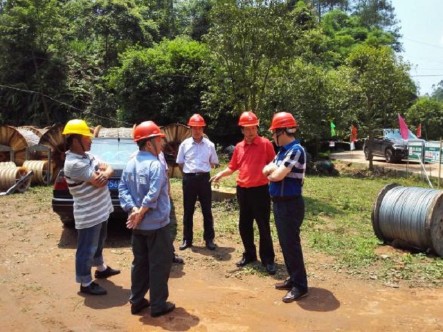 陈绍祥董事长陪同孟义总司理检查天坡一线迁改工程