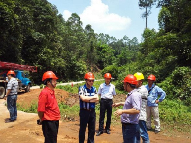 陈绍祥董事长陪同孟义总司理检查天坡一线迁改工程