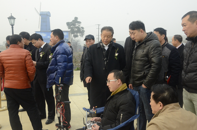 “南宫NG28飞手”尽显风范首期无人机应用手艺高级培训班学员圆满结业