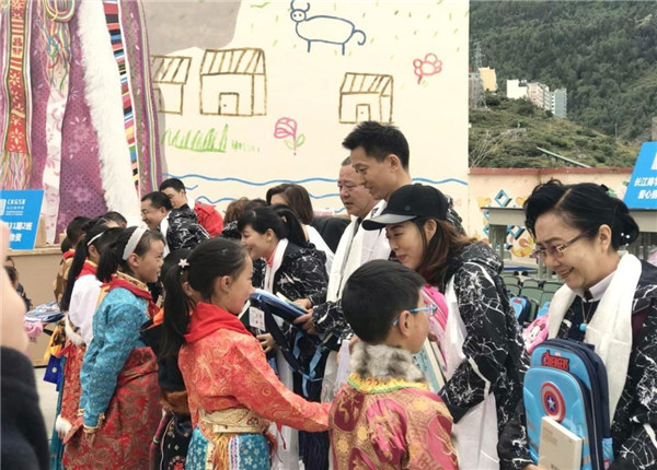 情系西席节 助学献爱心——南宫NG28电力集团副总司理陈金华赴四女人山镇小学献爱心送温暖