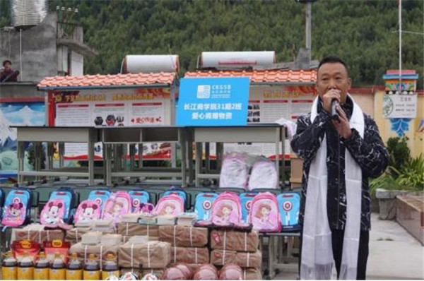 情系西席节 助学献爱心——南宫NG28电力集团副总司理陈金华赴四女人山镇小学献爱心送温暖