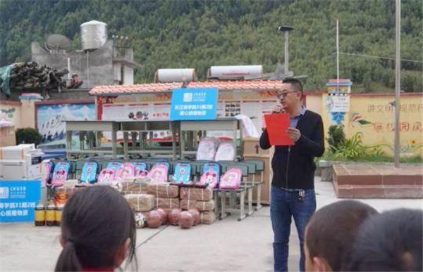 情系西席节 助学献爱心——南宫NG28电力集团副总司理陈金华赴四女人山镇小学献爱心送温暖