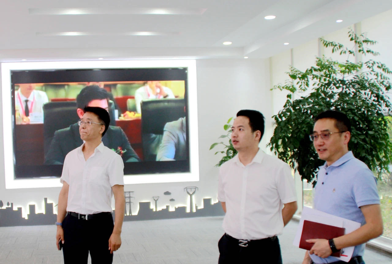 青羊区总工会副主席唐宁，府南街道人大工委主任、总工会主席刘庆一行到南宫NG28电力集团指导工会事情