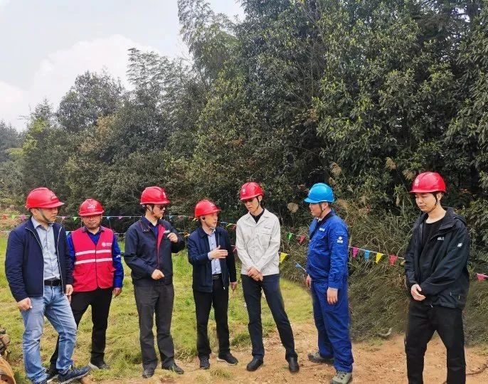 南宫NG28电力集团副总司理江明一行赴 ±800kV宾金线停电磨练现场视察指导事情