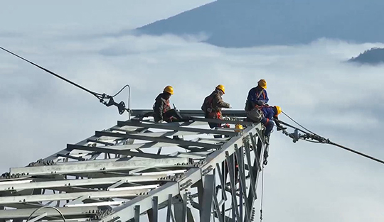 ±800kV建苏线地线融冰刷新，筑牢冬季电网清静防地